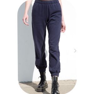 BRANDY MELVILLE ROSA SWEATPANTS. NAVY.